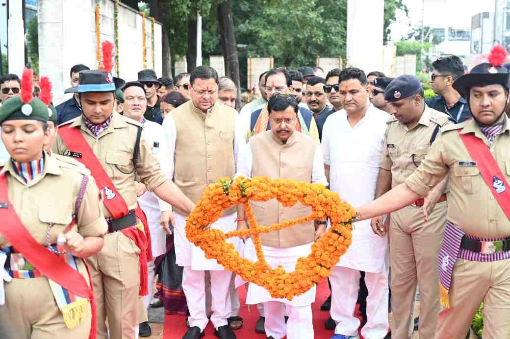 बिग ब्रेकिंग:- मुख्यमंत्री धामी ने हल्द्वानी स्थित शहीद स्मारक पहुंचकर अमर शहीदों को नमन किया और पुष्पांजलि अर्पित कर उन्हें श्रद्धांजलि दी।
